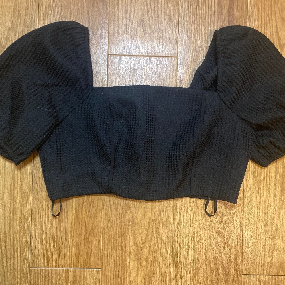 Lulu’s black crop top